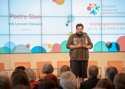 Poetry-Slammer Lennart Hamann bei der Gründungsveranstaltung